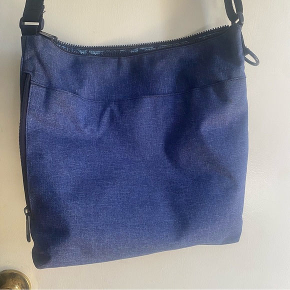 Vera Bradley ReActive Hipster Stylish Denim Blue Crossbody Bag - Picture 5 of 6